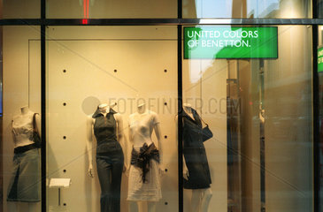 Berlin  Schaufenster der italienischen Modekette Benetton