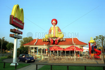 Emden  eine McDonalds Filiale mit einem Clown auf dem Dach