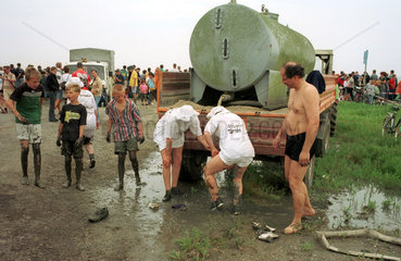 Pilsum  Ostfriesland  Reinigung nach einem Schlickschlittenrennen