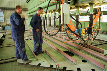 Emden  Arbeiter der Thyssen Nordseewerke AG beim Pulverschweissen