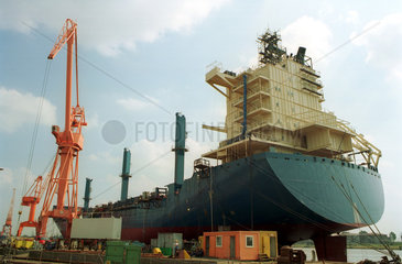 Emden  Thyssen Nordseewerke AG  ein neugebautes Containerschiff