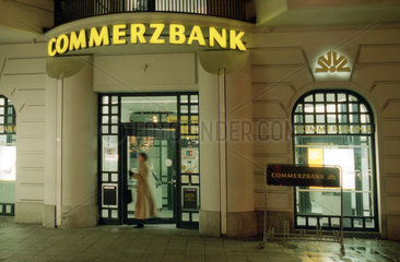 Berlin  Filiale der Commerzbank am Abend
