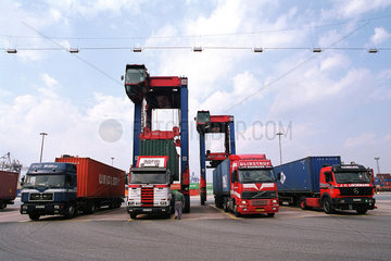 Hamburg  Deutschland  Be-und Entladung der Lastkraftwagen mit Containern
