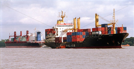 Hamburg  Deutschland  Containerschiffe auf der Elbe