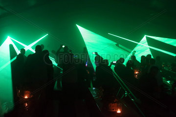 Hamburg  Deutschland  Lasershow in einem Festzelt