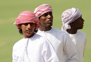 Dubai  Vereinigte Arabische Emirate  Maenner in Landestracht im Portrait