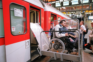 Hamburg  Deutschland  Rollstuhlfahrer beim Verlassen eines Zuges