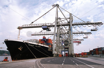 Deutschland  Containerbruecken im Hambuger Hafen