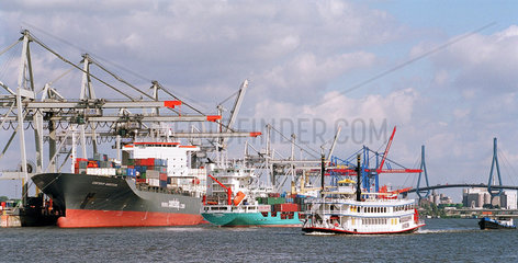 Deutschland  Schiffe im Hamburger Hafen mit Koehlbrandbruecke
