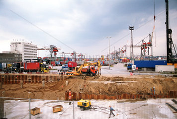 Hamburg  Deutschland  Baustelle des Elbtunnels vor dem Containerterminal