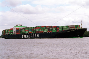 Hamburg  Deutschland  Vollbeladenes Containerschiff auf der Elbe