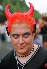 Berlin  Deutschland  Maedchen mit Teufelshoernchen auf der Loveparade