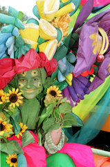 Berlin  Deutschland  Maedchen mit Blumenkostuem auf der Loveparade