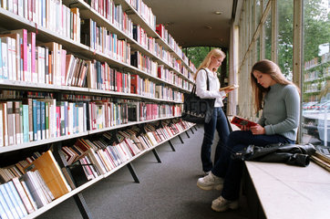 Berlin  Deutschland  Maedchen lesen in der Amerika-Gedenkbibliothek