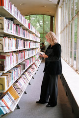 Berlin  Deutschland  Studentin liest in der Amerika-Gedenkbibliothek