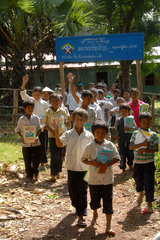 Pum Thani  Kambodscha  kambodschanisch  Kinder auf dem Schulweg