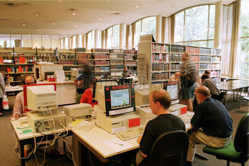 Berlin  Deutschland  Studenten surfen im Internet in der Amerika-Gedenkbibliothek