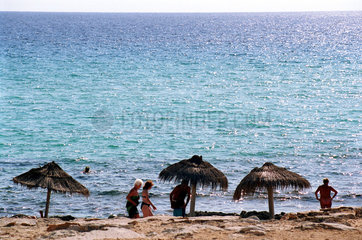 Es Calo  Spanien  Strandidylle mit Sicht auf das Meer und Strohschirmen