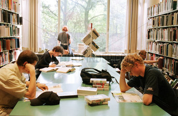 Berlin  Deutschland  Studenten lesen in der Amerika-Gedenkbibliothek