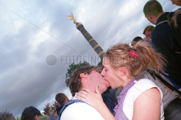 Berlin  Deutschland  sich kuessendes Paar auf der Loveparade