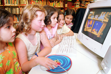 Berlin  Deutschland  Maedchen spielen am Computer in der Amerika-Gedenkbibliothek
