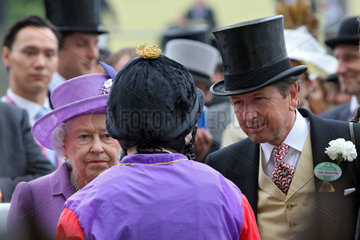 Ascot  Grossbritannien  Queen Elisabeth II  Koenigin von Grossbritannien und Nordirland und John Warren  Rennpferdemanager