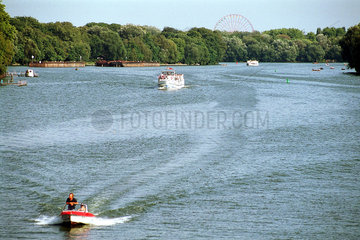 Berlin  Deutschland  Boote in der Spree am Treptower Park