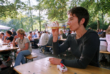 Berlin  Deutschland  junge Frau im Café am neuen See im Tiergarten