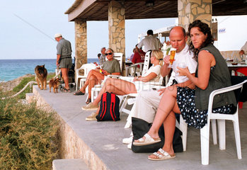 Es Calo  Spanien  Touristen geniessen die Sonne und Drinks