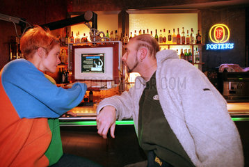 Berlin  Deutschland  Paar surft an der Bar im Internet