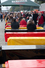 Berlin  Deutschland  Besucher auf dem Volksfest zum Tag der Deutschen Einheit