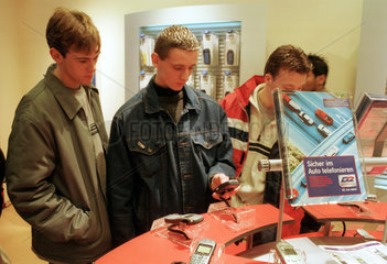 CeBIT 2001  jugendliche Messebesucher betrachten neue Handymodelle  Hannover  Deutschland