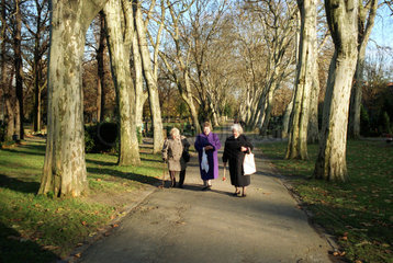 Berlin  drei alte Frauen auf einem Friedhof