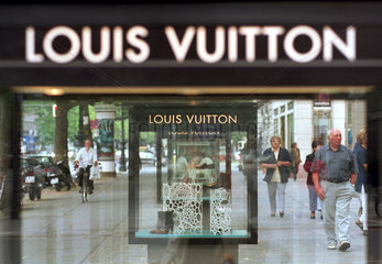 Berlin  Schaukaesten der Luxusmarke Louis Vuitton am Kuhdamm