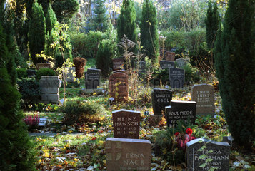 Berlin  Graeber und Grabsteine auf einem Friedhof