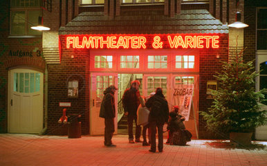 Berlin  Menschen vor dem Eingang des Kinos Filmtheater Hackesche Hoefe