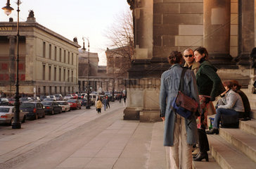 Berlin  eine Gruppe junger Menschen stehen auf den Stufen des Berliner Doms