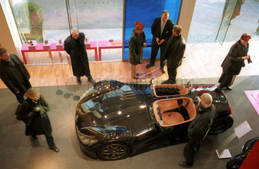 Berlin  Besucher in dem Showroom von Peugeot