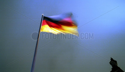 Berlin  deutsche Fahne flattert im Wind