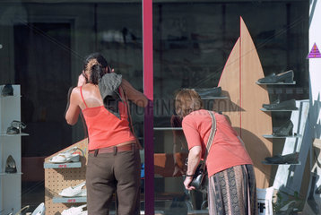 Frauen schauen durch Schaufenster  Leipziger Strasse (Strada Lipscani)  Bukarest