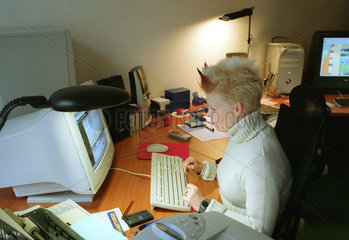 Sekretaerin bei der Arbeit am Bildschirm
