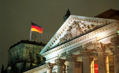 Berlin  deutsche Flagge auf dem Reichstag