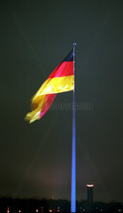 Berlin  deutsche Fahne flattert im Wind