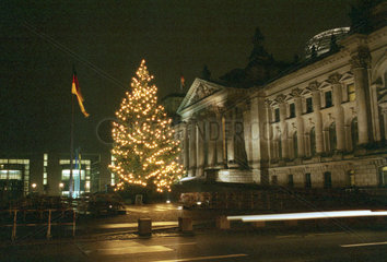Berlin  Weihnachtsbaum vor dem Reichstag