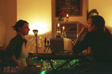 Berlin  Szene in einem Cafe in Mitte