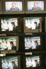 Berlin  Reihen von Fernsehern in einem Kaufhaus