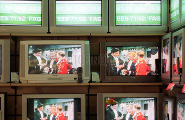 Berlin  Reihen von Fernsehern in einem Kaufhaus