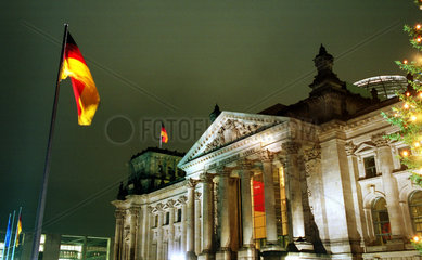 Berlin  deutsche Flagge vor dem Reichstag