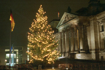 Berlin  Weihnachtsbaum vor dem Reichstag