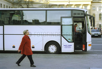 Berlin  Reisebus auf der Strasse Unter den Linden